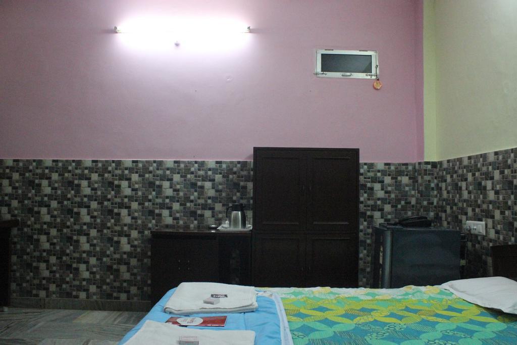 Hotel Kanishka Varanasi Zimmer foto